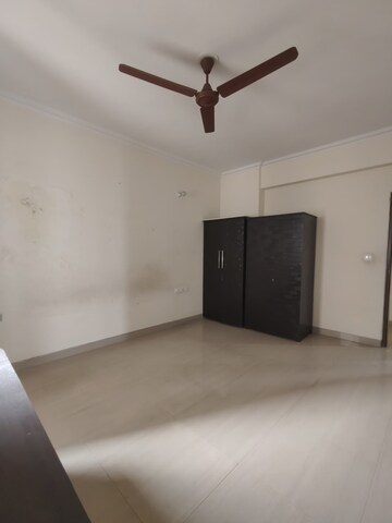 Room in 3 BHK Apartment at Vip Road – for Rent