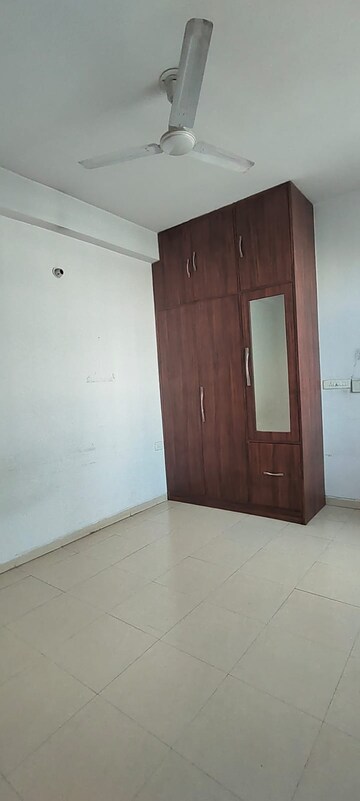 Room in 3 BHK Builder Floor at Vatika India Next Iris Floors, Sector 82 – for Rent