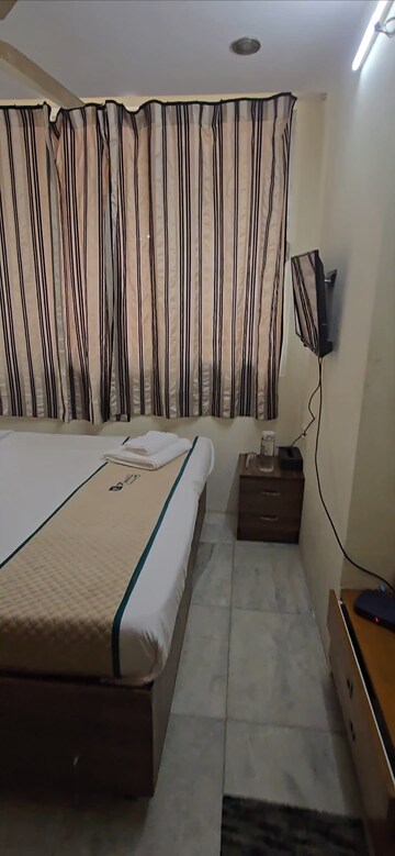 Master Bedroom in 2 BHK Apartment at Mahim West – for Rent