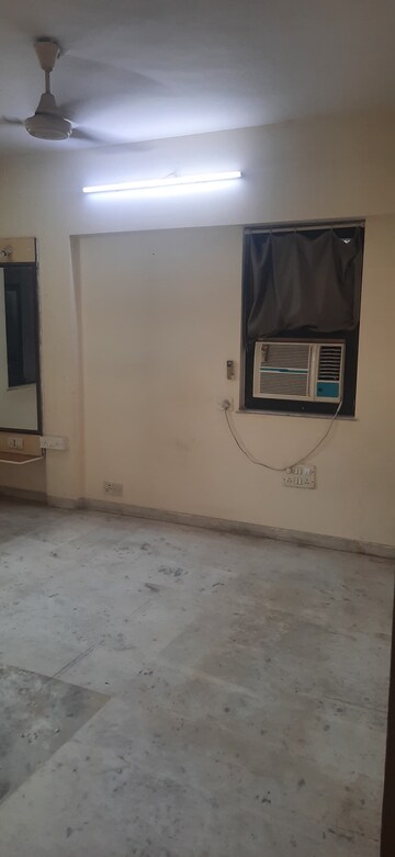 Room in 2 BHK Apartment at Shashtri Nagar – for Rent