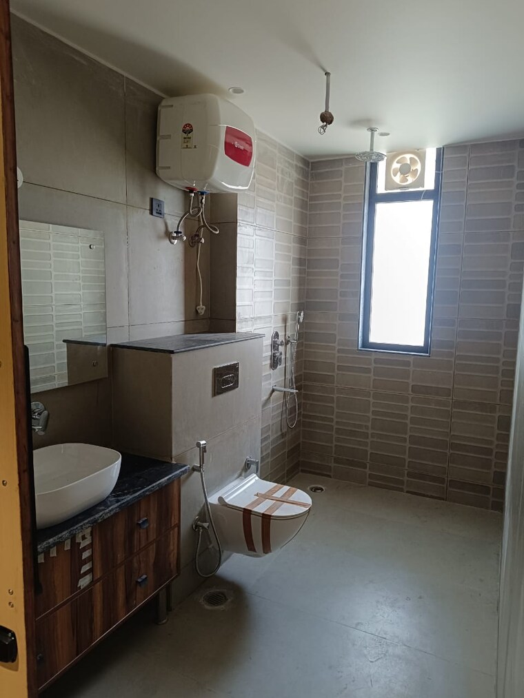 Attached Bathroom, dlf phase iv 2 Bedroom 1150 Sq.Ft. Apartment In Dlf Phase iv Gurgaon 8409882
