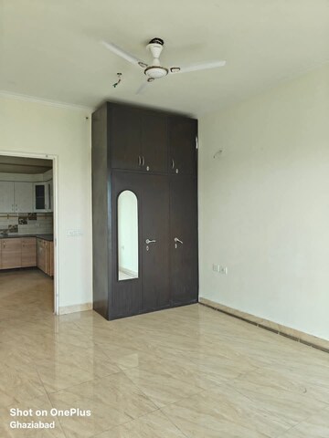 Room in 3 BHK Apartment at DLF Ridgewood Estate, Dlf Phase iv – for Sale