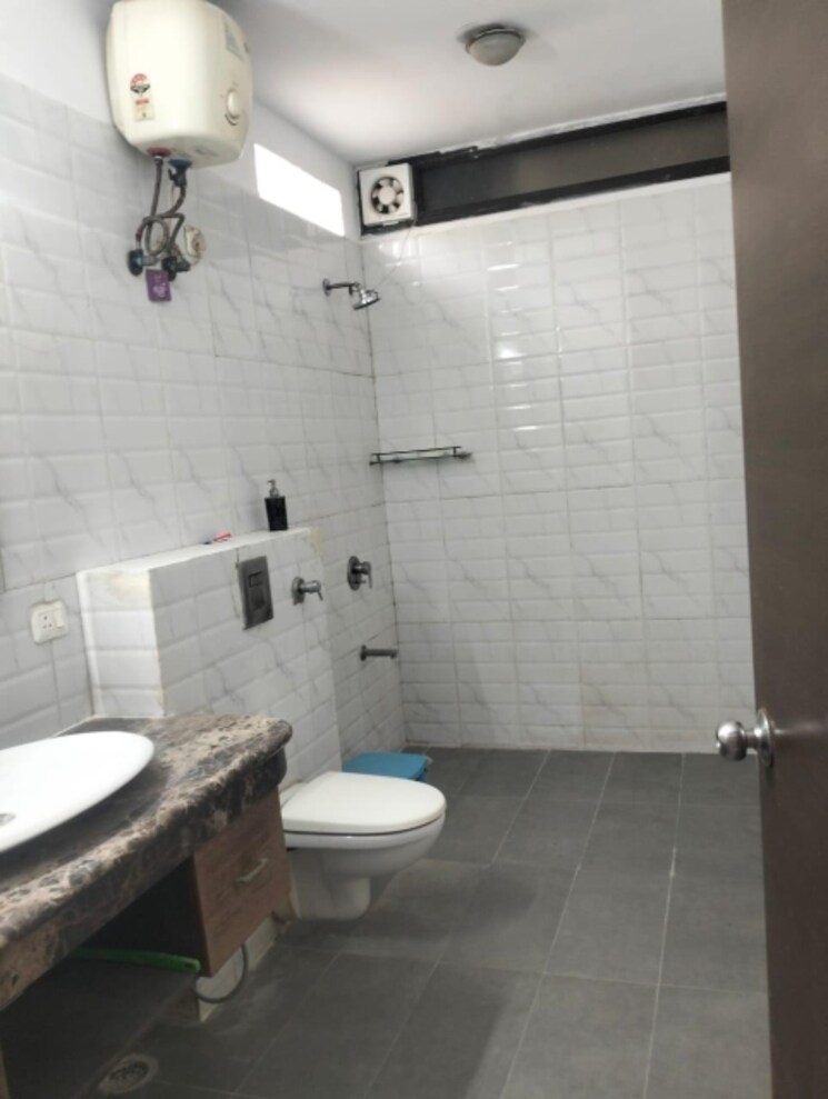 Bathroom, sai-kutir-sector-49 3 Bedroom 250 Sq.Yd. Independent House In Sector 49 Noida 8409921