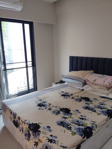 Bedroom in 3 BHK Apartment at Jeevan Sona Apartment, Santacruz West – for Rent