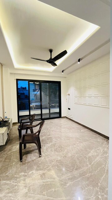 Room in 4 BHK Builder Floor at Infinite Luxury, South City 2 – for Sale