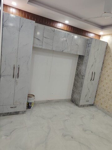 Room in 4 BHK Apartment at Mahavir Enclave 1 – for Sale