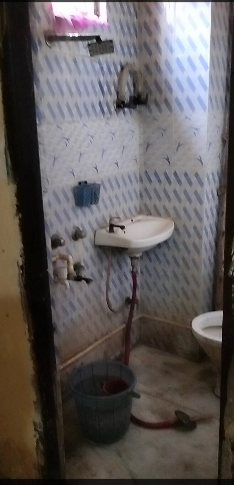 Bathroom, new ashok nagar 1 RK 25 Sq.Yd. Builder Floor In New Ashok Nagar Delhi 8410246