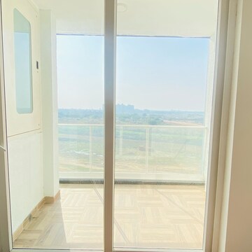 Room in 2 BHK Apartment at Omaxe Lake, Mullanpur – for Rent