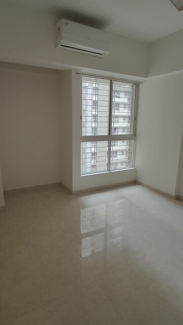 Room in 2 BHK Apartment at Lodha Amara, Kolshet Road – for Rent