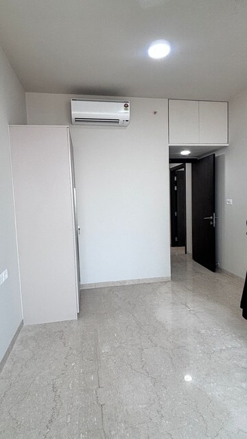 Room in 3 BHK Apartment at Oberoi Maxima, Andheri East – for Rent