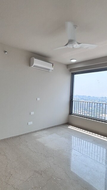 Room in 3 BHK Apartment at Oberoi Maxima, Andheri East – for Rent