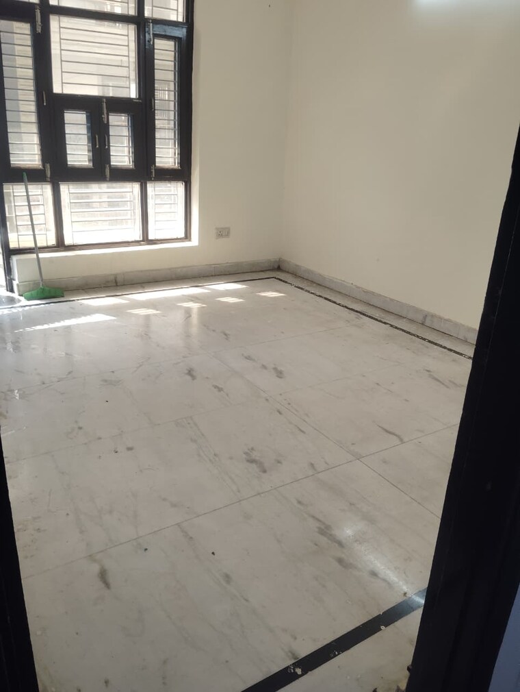 Room, sector 43 3 Bedroom 204 Sq.Yd. Builder Floor In Sector 43 Faridabad 8410627