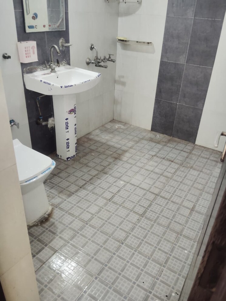 Bathroom, sector 43 3 Bedroom 204 Sq.Yd. Builder Floor In Sector 43 Faridabad 8410627