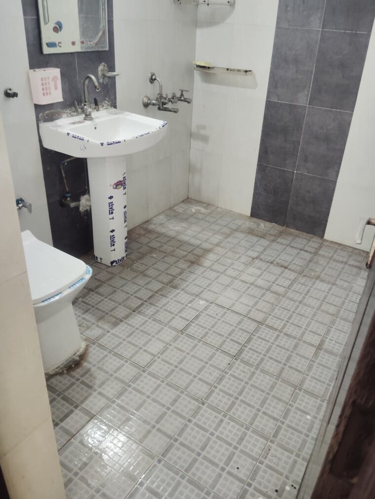 Bathroom, sector 43 3 Bedroom 204 Sq.Yd. Builder Floor In Sector 43 Faridabad 8410627