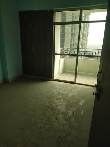 Room in 3 BHK Apartment at Kbnows Apartment, Sector 16 Greater Noida – for Sale