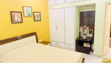Room in 2.5 BHK Builder Floor at Azad Apartments, Hauz Khas Market – for Rent