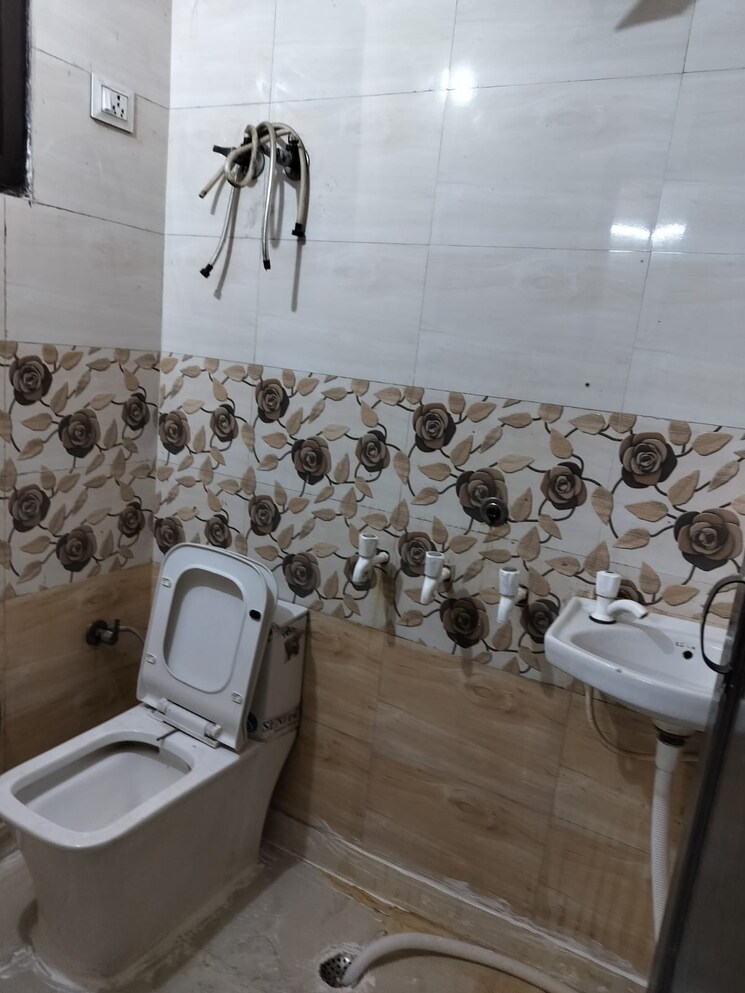 Bathroom, new ashok nagar 2 Bedroom 700 Sq.Ft. Apartment In New Ashok Nagar Delhi 8411991