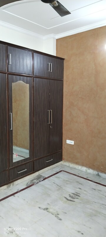 Furnished Amenities in 3.5 BHK Builder Floor at Rohini Sector 11 – for Rent
