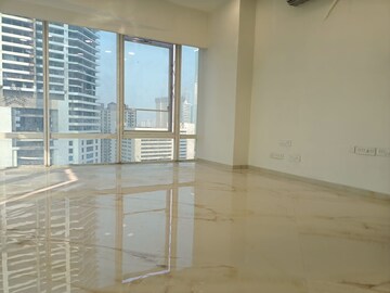 Room in 3 BHK Apartment at Indiabulls Blu, Worli – for Rent