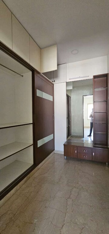 Room in 4 BHK Apartment at Jubilee Hills – for Rent
