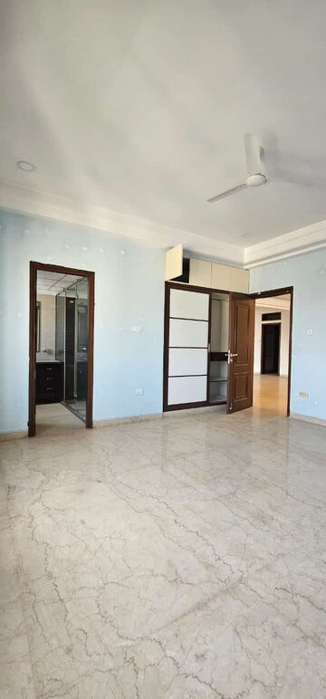 Room in 4 BHK Apartment at Jubilee Hills – for Rent