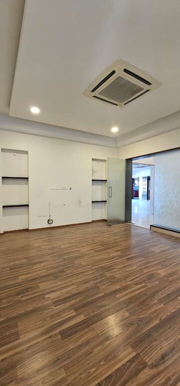 Room in 4 BHK Apartment at Jubilee Hills – for Rent