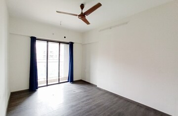 Room in 3 BHK Apartment at Hubtown Hill Crest, Andheri East – for Rent
