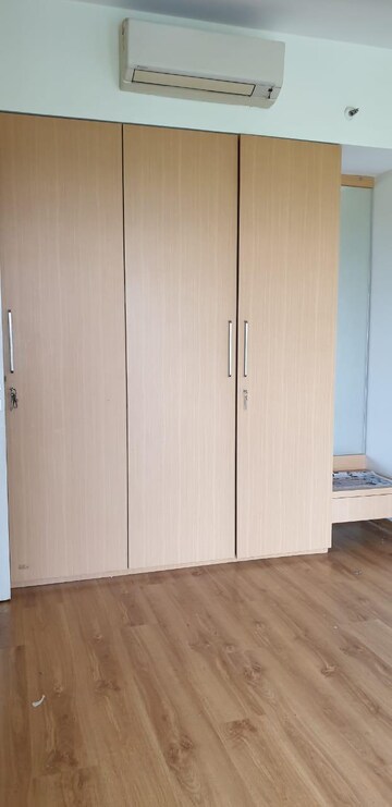 Room in 3.5 BHK Apartment at Lodha Fiorenza, Goregaon East – for Sale