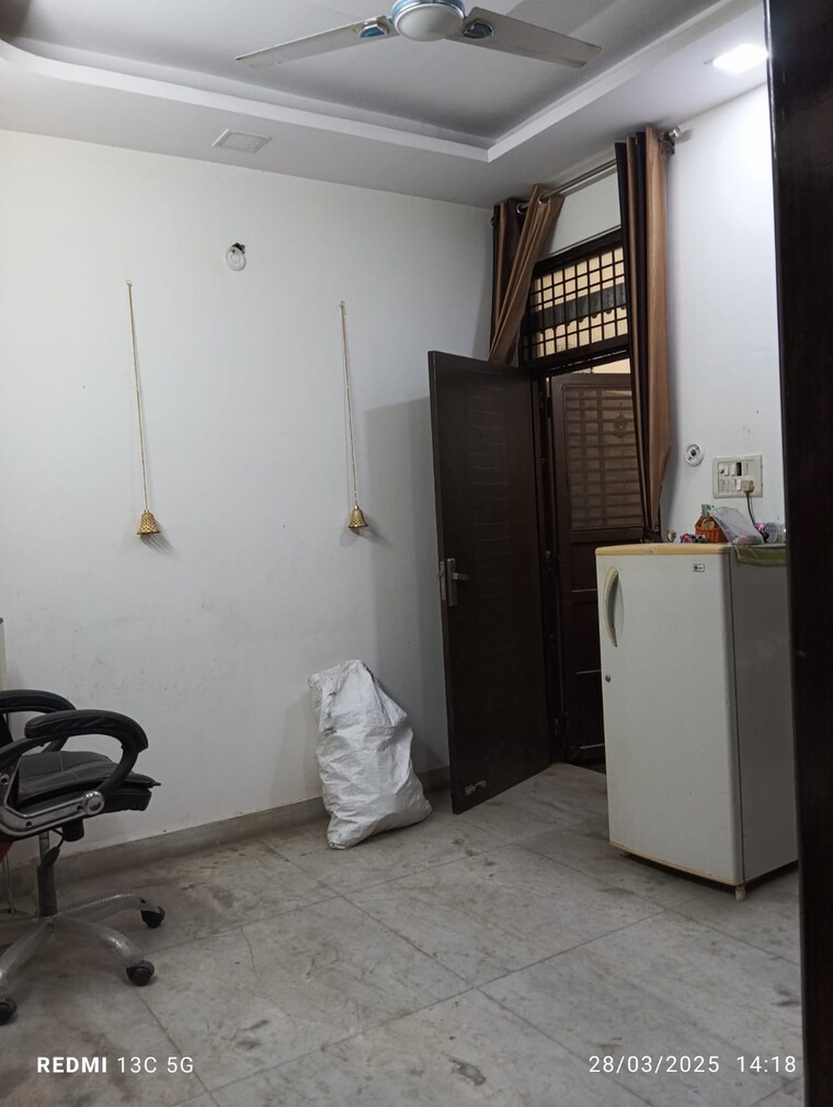 Room, rohini sector 25 2 Bedroom 400 Sq.Ft. Builder Floor In Rohini Sector 25 Delhi 8412735