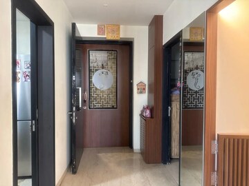 Room in 6 BHK Apartment at Oberoi Realty Esquire, Goregaon East – for Sale