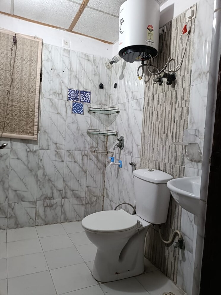 Bathroom, aims-golf-city 3.5 Bedroom 1750 Sq.Ft. Apartment In Sector 75 Noida 8413018