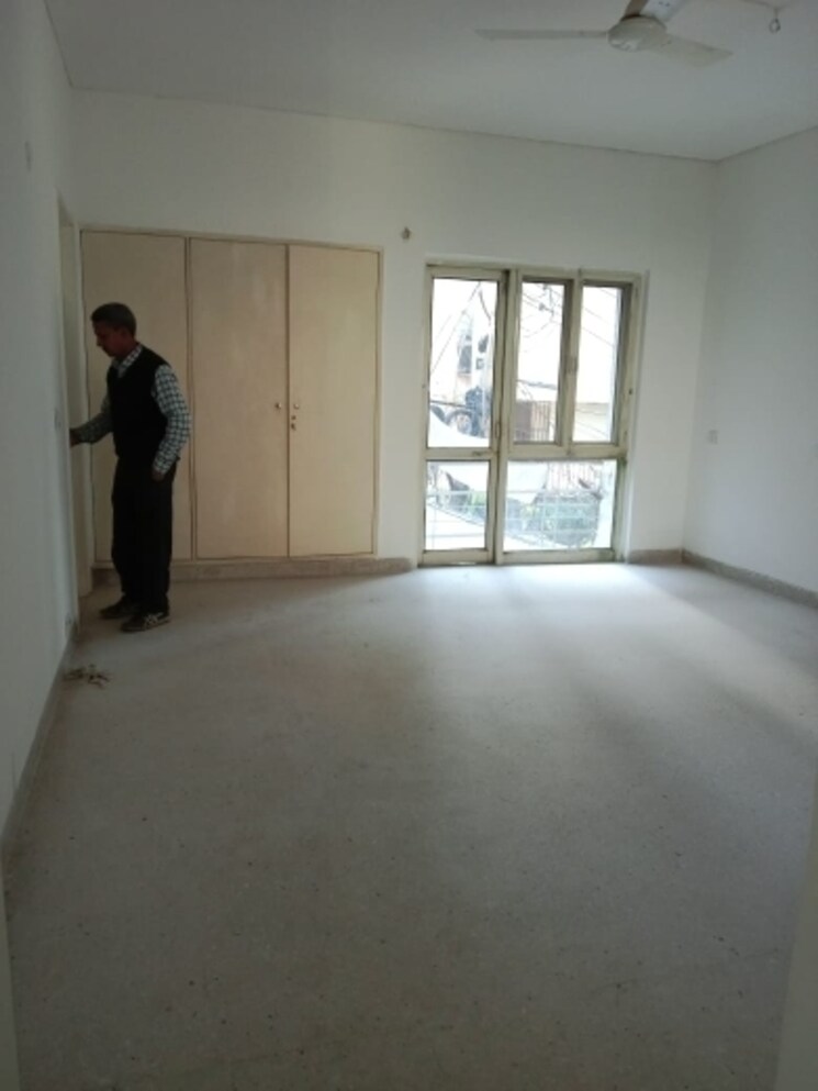 Room, new friends colony 6 Bedroom 500 Sq.Yd. Independent House In New Friends Colony Delhi 8413056