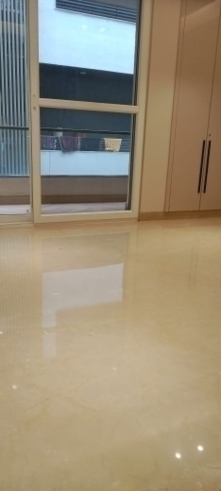 Room, new friends colony 6 Bedroom 500 Sq.Yd. Independent House In New Friends Colony Delhi 8413056