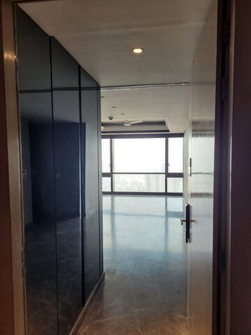 Room in 2 BHK Apartment at Indiabulls Blu, Worli – for Rent