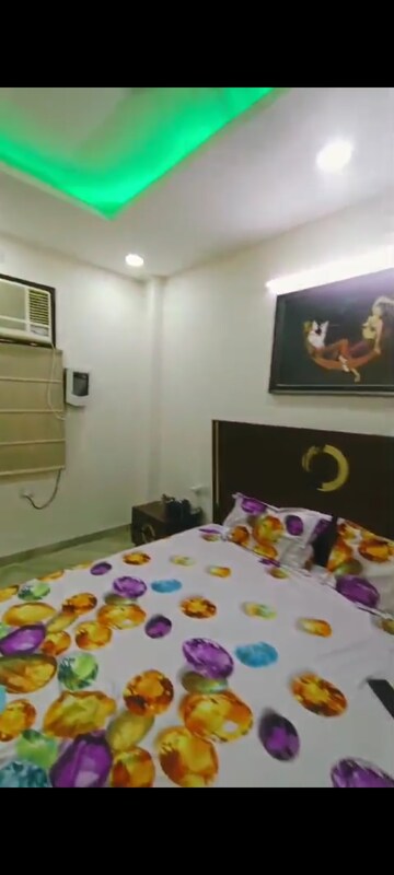 Furnished Amenities in 2 BHK Builder Floor at Shalimar Bagh – for Rent