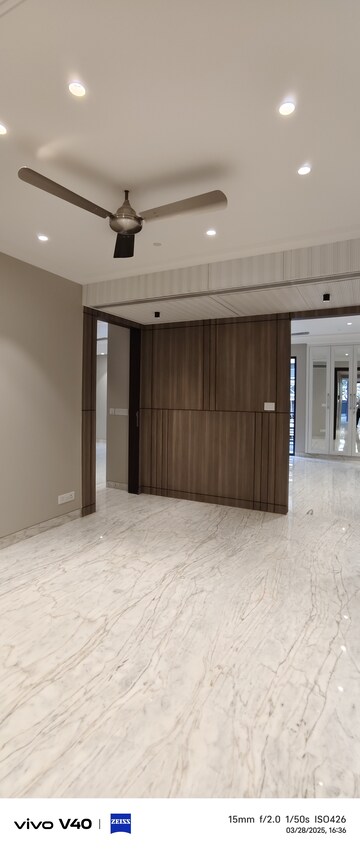 Room in 4 BHK Builder Floor at Vasant Vihar – for Rent