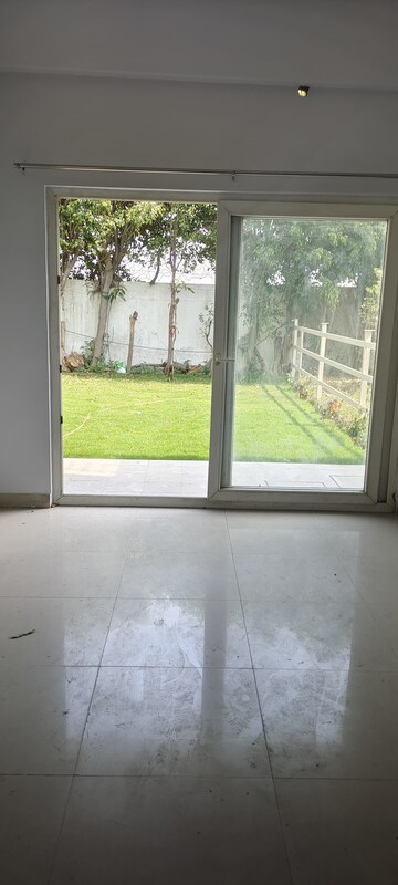 Room in 3 BHK Villa at Paramount Golfforeste Villas, Zeta I Greater Noida – for Rent