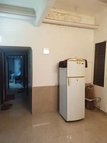 Room in 3 BHK Builder Floor at Sarvapriya Vihar – for Rent