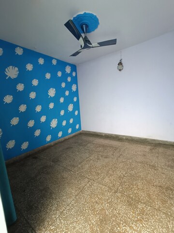 Room in 2 BHK Builder Floor at Darshan Purwa – for Rent
