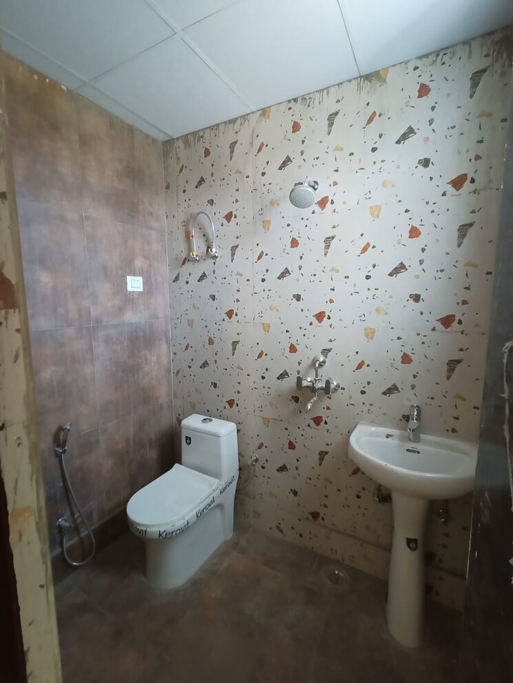 Bathroom, upsidc site b 3 Bedroom 1500 Sq.Ft. Builder Floor In Upsidc Site B Greater Noida 8413831