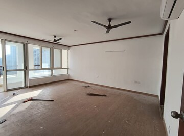 Room in 3.5 BHK Apartment at Jaypee Kalypso Court, Sector 128 – for Rent