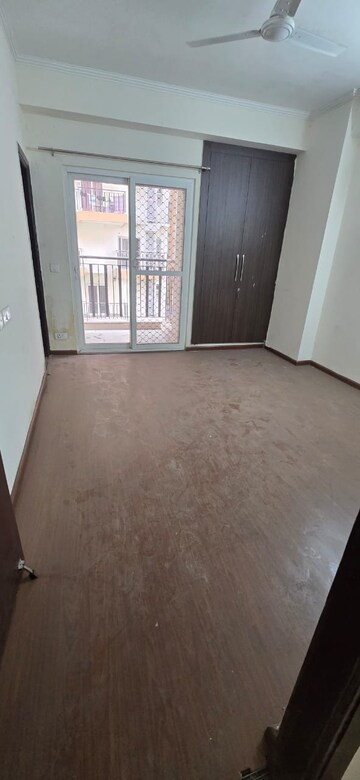 Room in 3 BHK Apartment at Amrapali Terrace Homes, Tech Zone 4 Greater Noida – for Rent