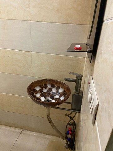 Furnished Amenities in 1.5 BHK Builder Floor at Lajpat Nagar I – for Rent