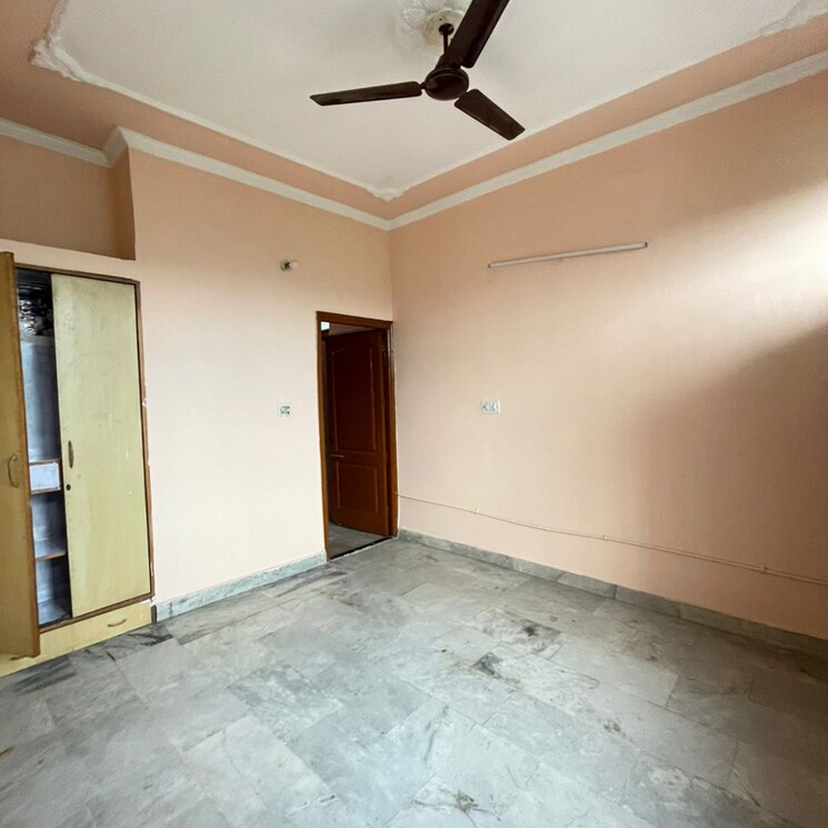Room, sector 51 3 Bedroom 1850 Sq.Ft. Apartment In Sector 51 Chandigarh 8414047