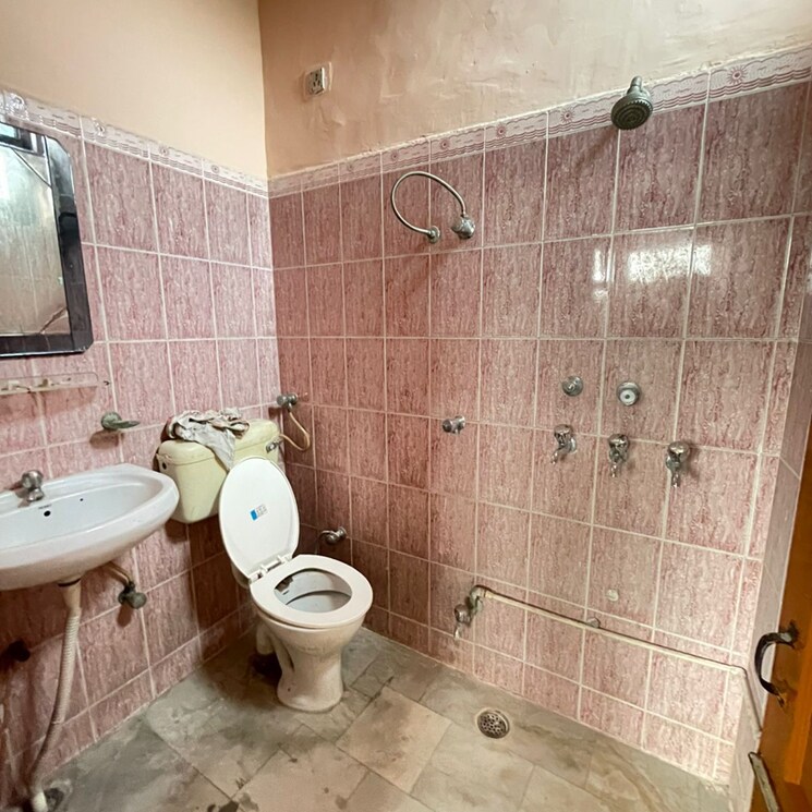 Bathroom, sector 51 3 Bedroom 1850 Sq.Ft. Apartment In Sector 51 Chandigarh 8414047