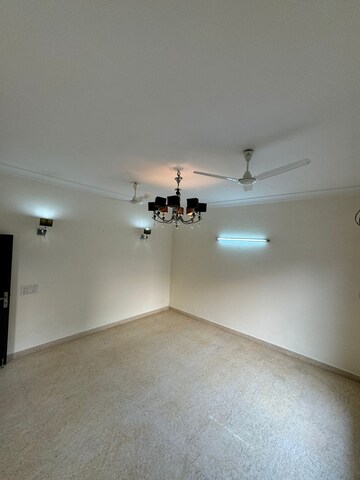 Room in 4 BHK Builder Floor at DLF Atria, Dlf Phase ii – for Rent