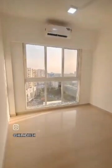 Room in 2.5 BHK Apartment at Platinum Life, Andheri West – for Rent