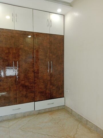 Furnished Amenities in 2.5 BHK Builder Floor at Sector 18 – for Rent