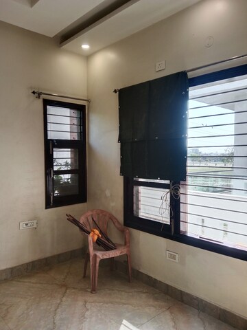 Room in 2.5 BHK Builder Floor at Sector 18 – for Rent
