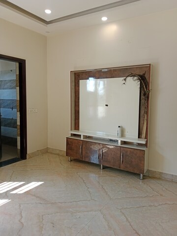 Room in 2.5 BHK Builder Floor at Sector 18 – for Rent